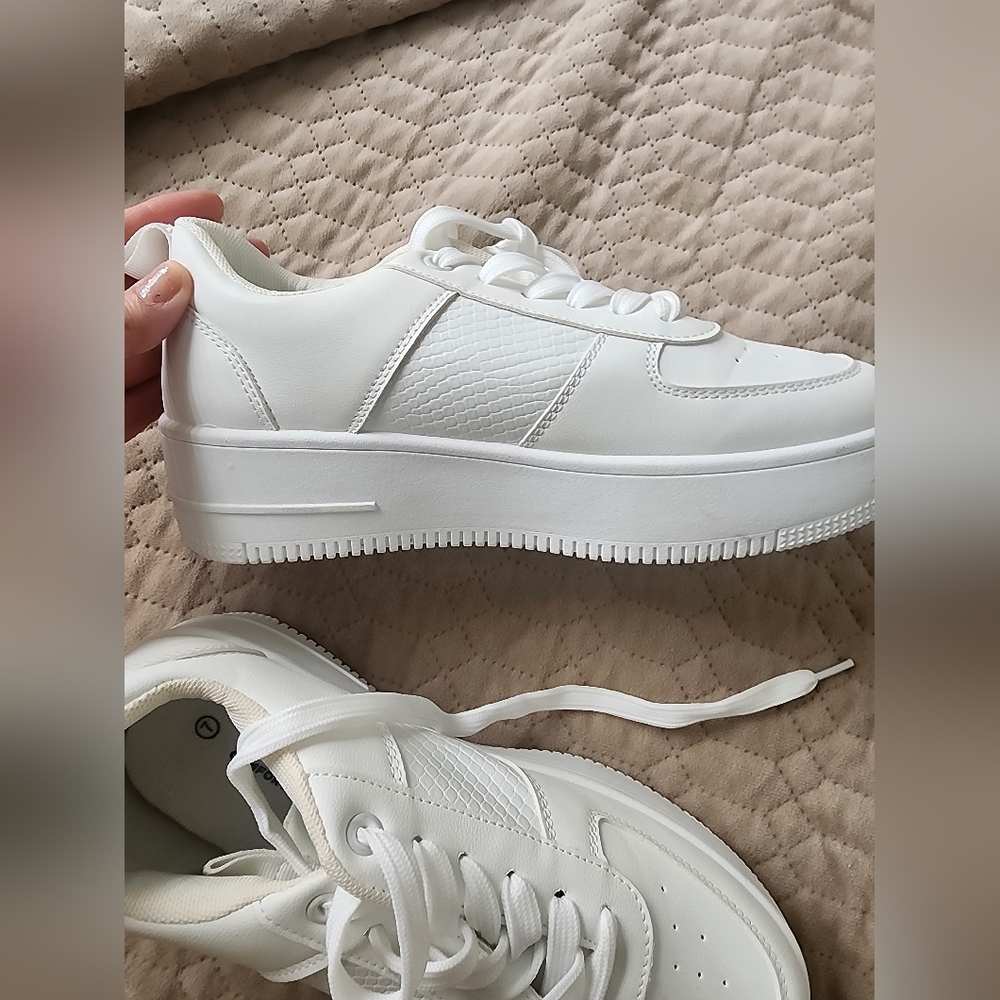 Ardene women's shoes, new without box, size 7, white. - Picture 4 of 5